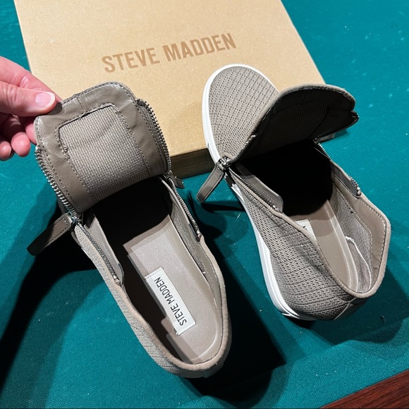 NEW ! Steve Madden women’s shoes with zippers are taupe color and size 8 1/2 - Picture 5 of 8